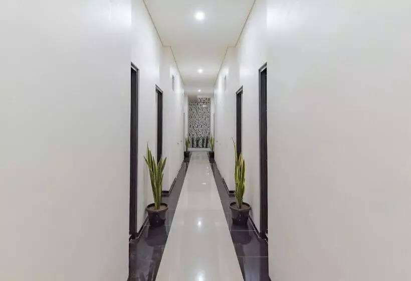 ホテル Reddoorz Near Csb Mall Cirebon