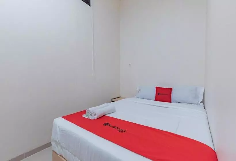 ホテル Reddoorz Near Csb Mall Cirebon