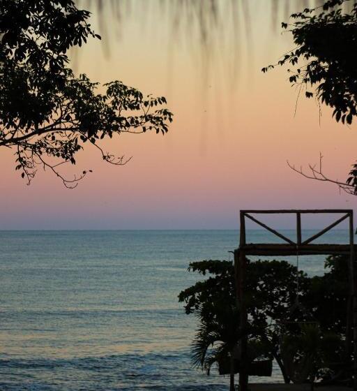 هتل Still Salty Escape