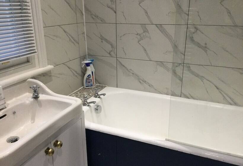 膳宿费 Tdm Bachelot Lettings Ltd