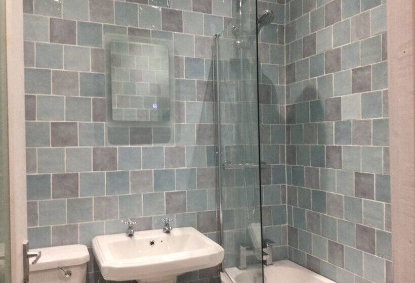 膳宿费 Tdm Bachelot Lettings Ltd