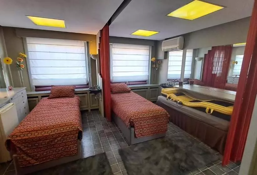 Aamiaismajoitus (B&B) Beautyd Studio Double Of Twin Met Extra Vouwbed Centrum Gullegem