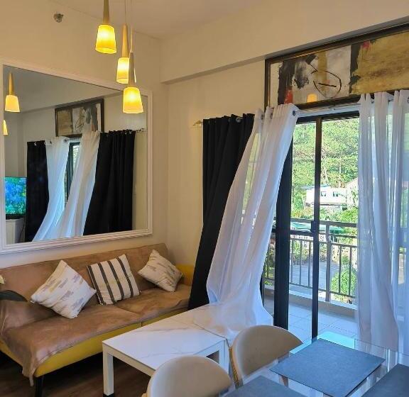 Family Deluxe Suite With Pay Parking