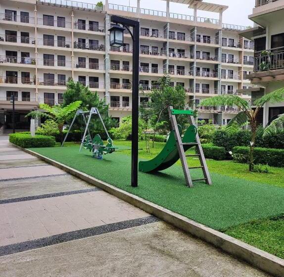 Family Deluxe Suite With Pay Parking