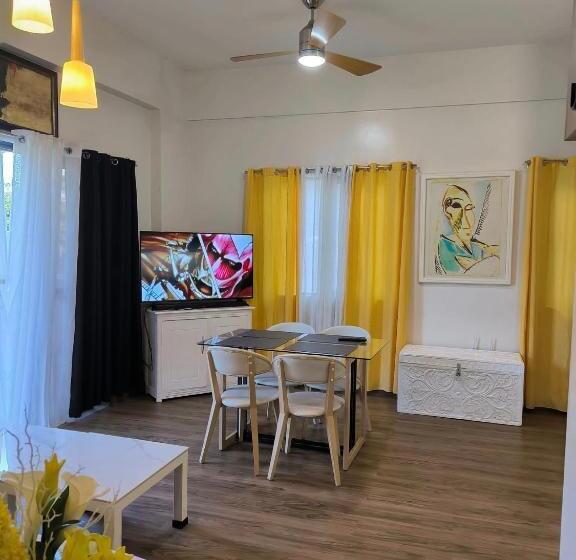 Family Deluxe Suite With Pay Parking