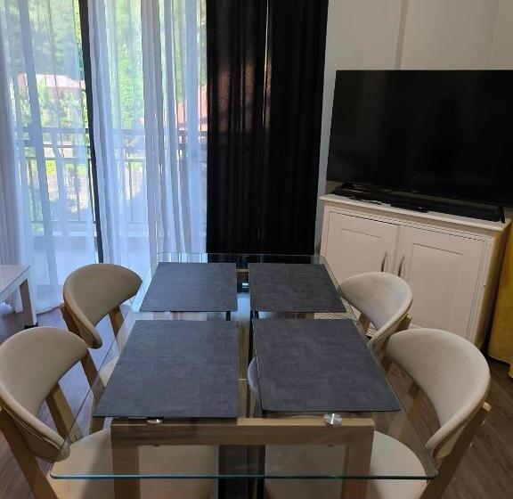 Family Deluxe Suite With Pay Parking