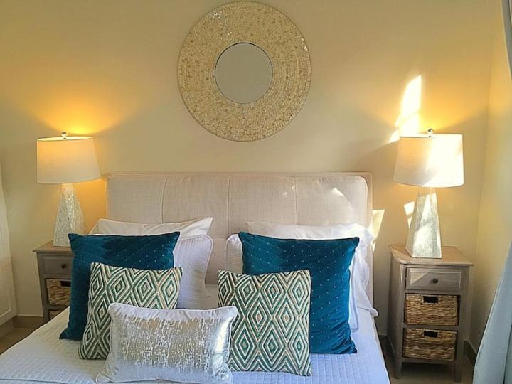 هتل Bright 2 Bedroom, Fitts Village, St.james