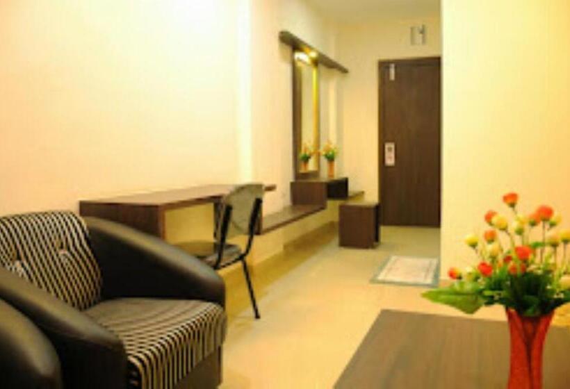 호텔 Om Executive, Satara