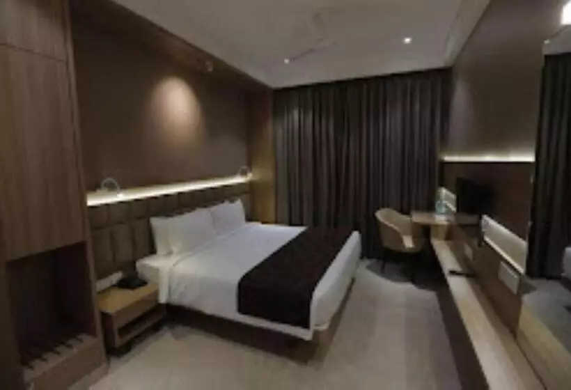 ホテル Radiance, Ahmednagar