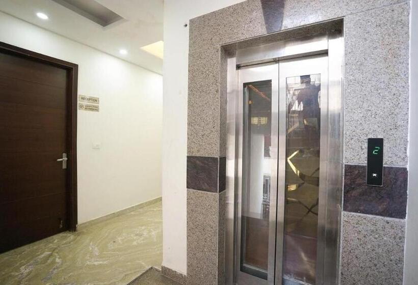 هتل Sarthi Guest House In Jangpura Bhogal Near Nizamuddin Railway Station