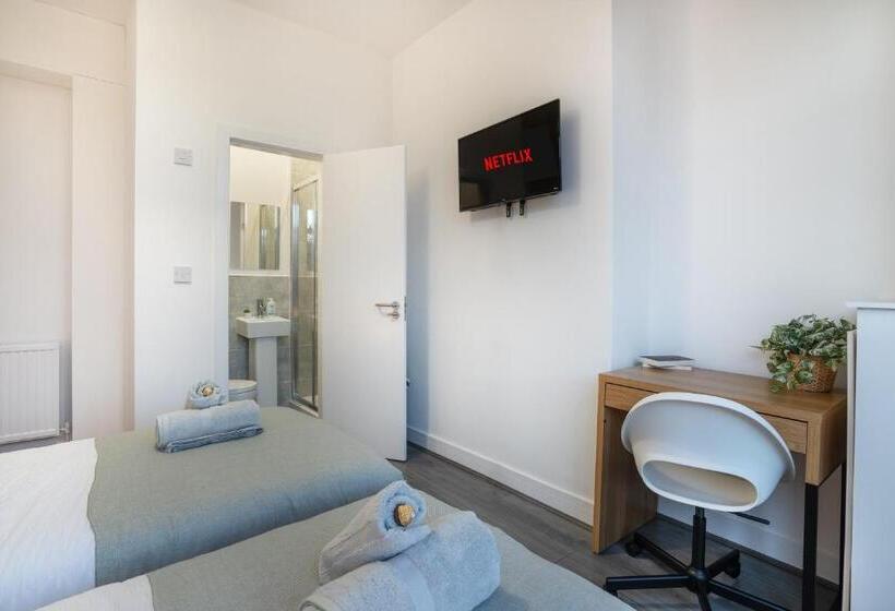 `isimi Luxurious 4 Bed 4 En Suite House Cumbria