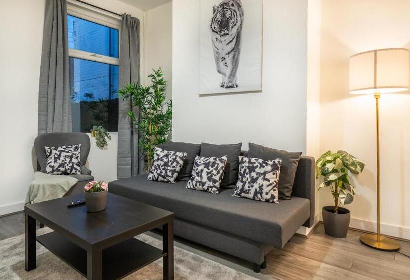 `isimi Luxurious 4 Bed 4 En Suite House Cumbria