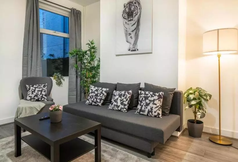 `isimi Luxurious 4 Bed 4 En Suite House Cumbria