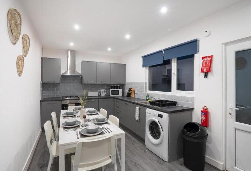 `isimi Luxurious 4 Bed 4 En Suite House Cumbria