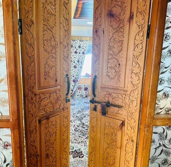 هتل Sheen Homestay