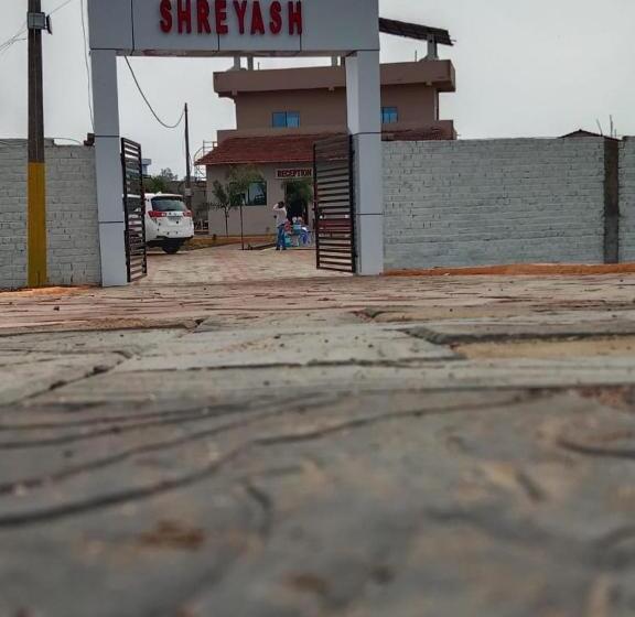 호텔 Shreyash Resorts