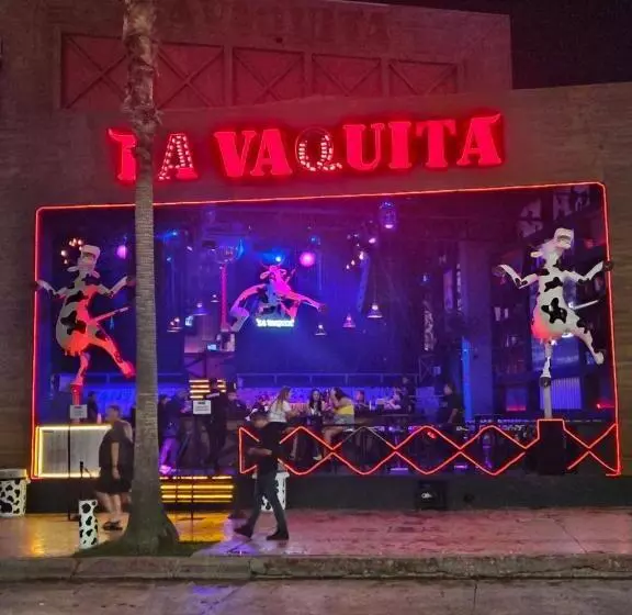 Elegant Condo In An Upscale Building