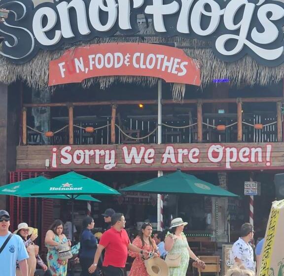 Elegant Condo In An Upscale Building