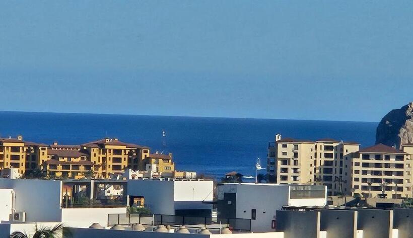 Elegant Condo In An Upscale Building