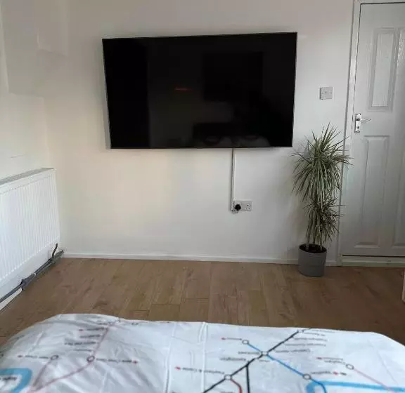 Majatalo Self Contained En Suite Room Very Close To Wembley Stadium