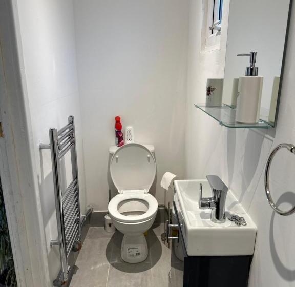 Pensione Self Contained En Suite Room Very Close To Wembley Stadium
