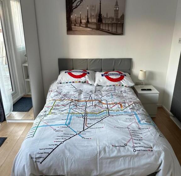 Pensione Self Contained En Suite Room Very Close To Wembley Stadium