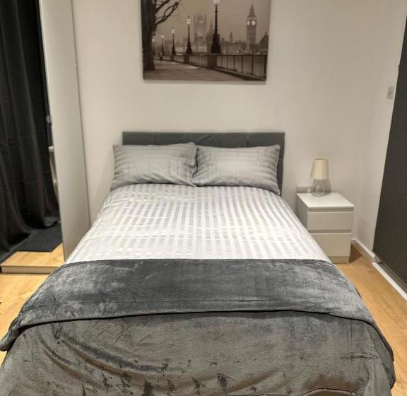 Pensione Self Contained En Suite Room Very Close To Wembley Stadium