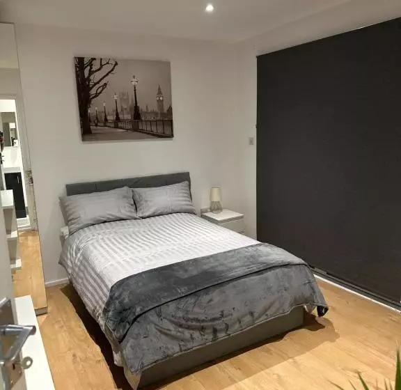 Majatalo Self Contained En Suite Room Very Close To Wembley Stadium