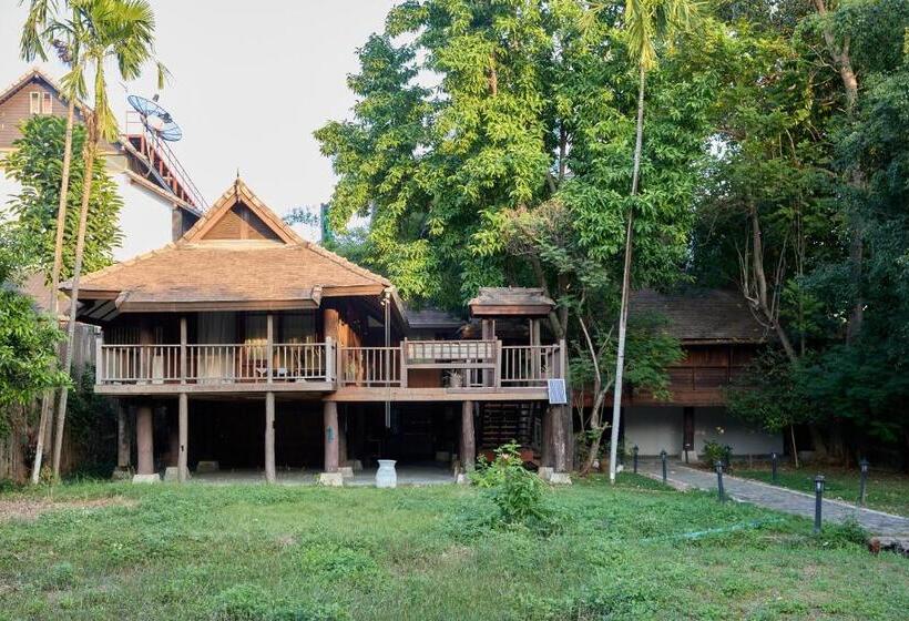 تختخواب و صبحانه Jambolan Chiangmai