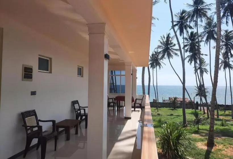 Hotelli Eventide Beach Resort