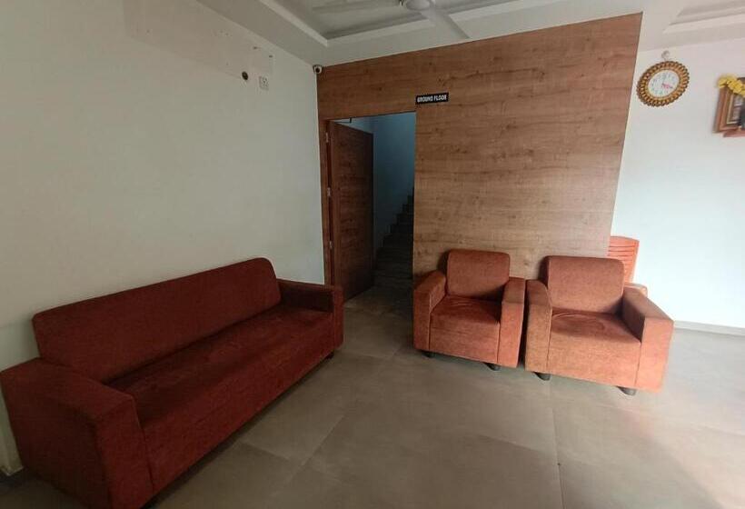 Staymaker Hotel Mayura