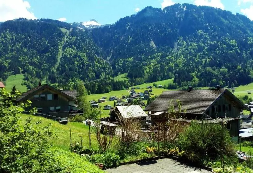 Hotelli Gästehaus Lutz