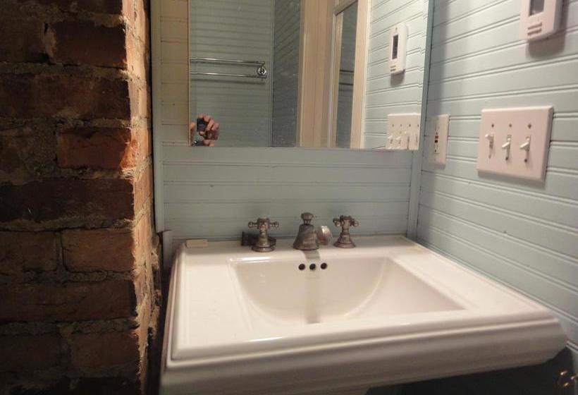 فندق Lake Allatoona Inn