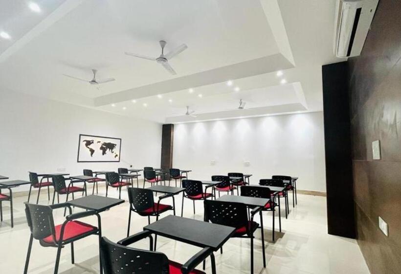 Hotel Bluo Studio3 Dlf Cybercity   Balcony, Gym Tt, Lift