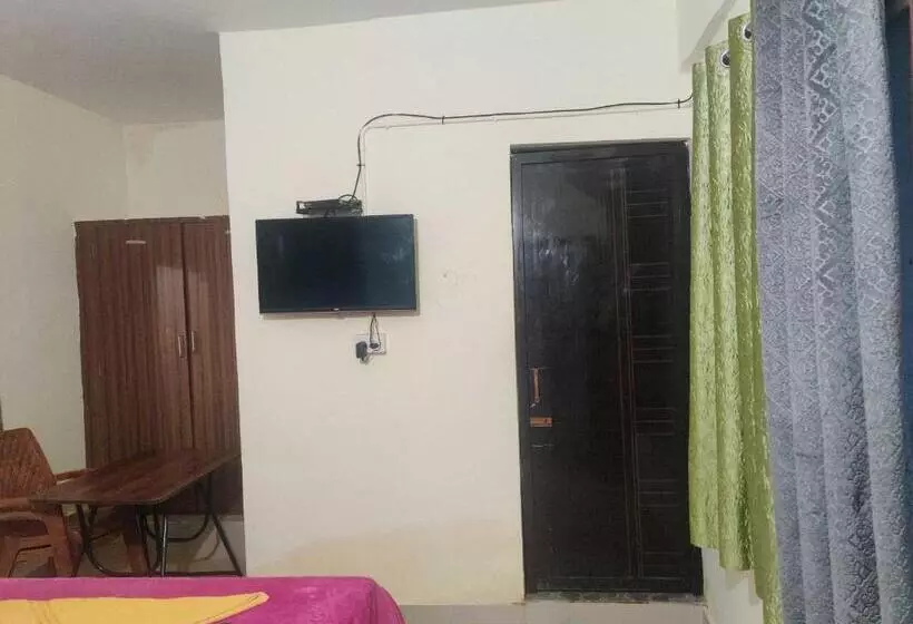 ホテル Oyo Navarang Boarding And Lodging