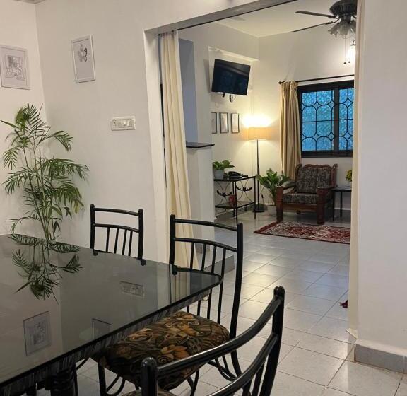 فندق صغير Honeydew Suites By Goaround Homes