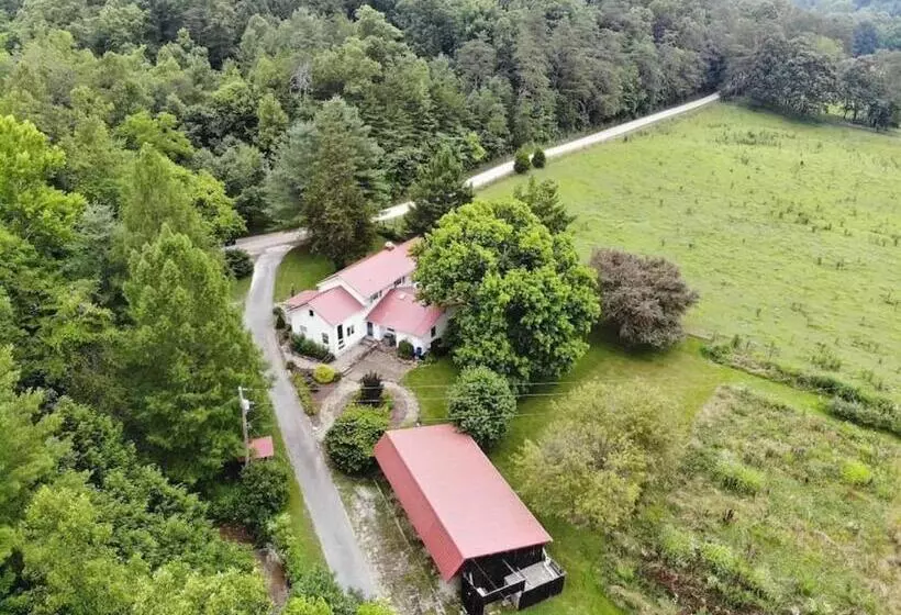 ホテル Charming Farmhouse On Working Red Haven Farm