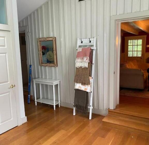 فندق Charming Farmhouse On Working Red Haven Farm