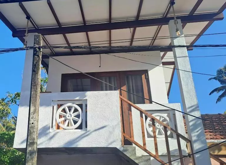 ペンション Sham Surf House Madiha