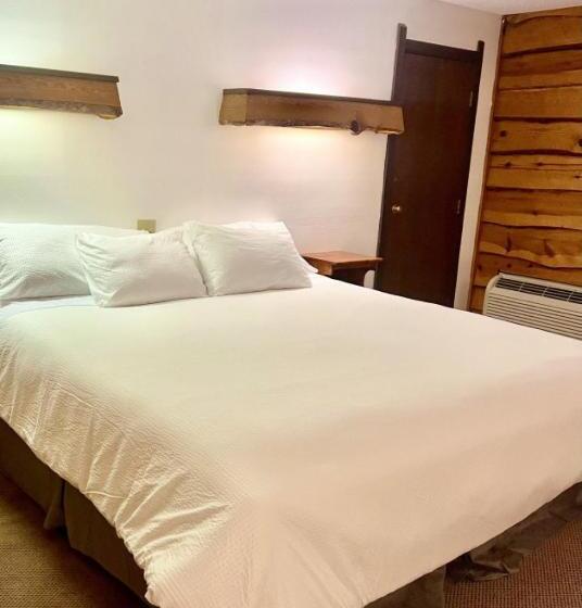 Szálloda Bridge Inn Tomahawk 1st Floor,1 King Bed,1 Reclining Chair, Walkout, River View