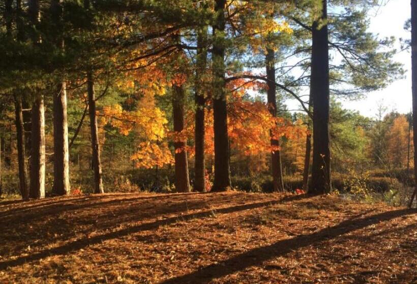 Szálloda Bridge Inn Tomahawk 1st Floor,1 King Bed,1 Reclining Chair, Walkout, River View