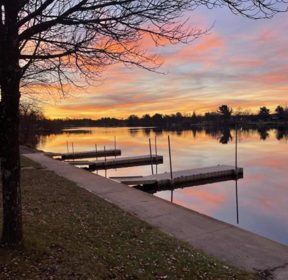 Szálloda Bridge Inn Tomahawk 1st Floor,1 King Bed,1 Reclining Chair, Walkout, River View