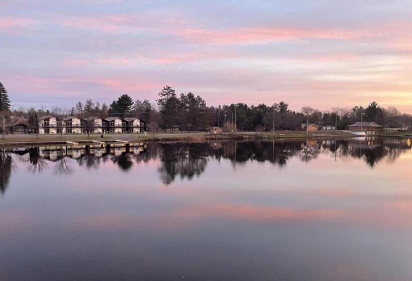 Szálloda Bridge Inn Tomahawk 1st Floor,1 King Bed,1 Reclining Chair, Walkout, River View