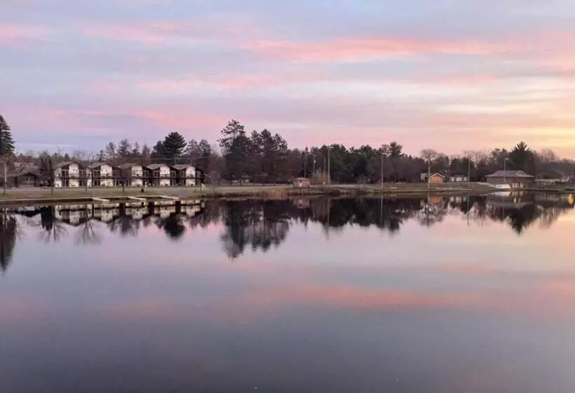 ホテル Bridge Inn Tomahawk   1st Floor,1 King Bed,1 Reclining Chair, Walkout, River View