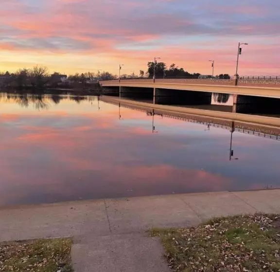 ホテル Bridge Inn Tomahawk   1st Floor,1 King Bed,1 Reclining Chair, Walkout, River View