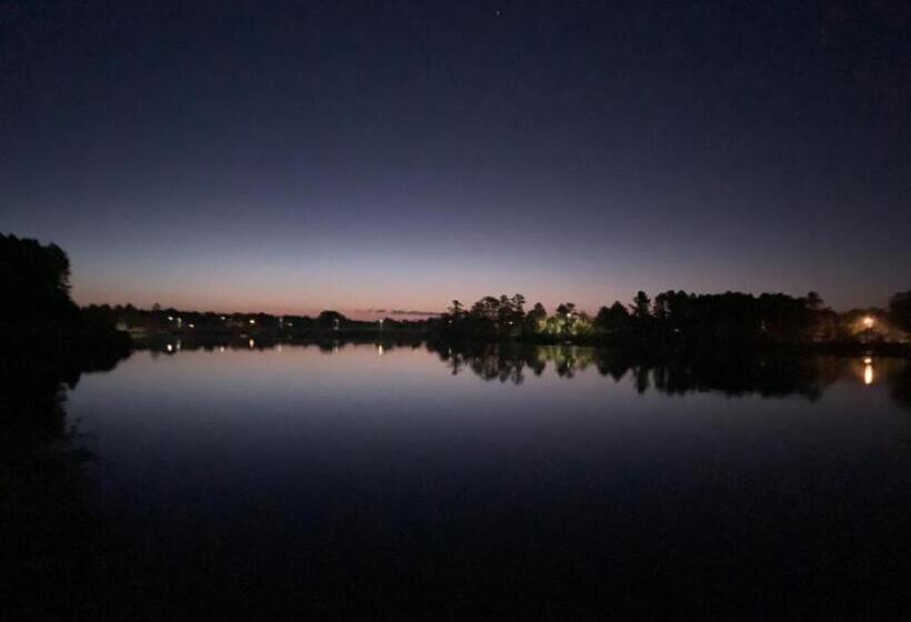 Szálloda Bridge Inn Tomahawk 1st Floor,1 King Bed,1 Reclining Chair, Walkout, River View