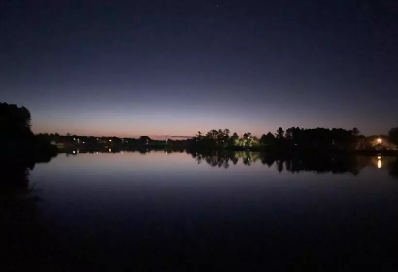 ホテル Bridge Inn Tomahawk   1st Floor,1 King Bed,1 Reclining Chair, Walkout, River View