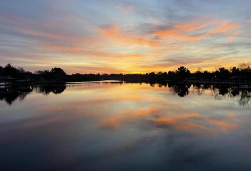 Szálloda Bridge Inn Tomahawk 1st Floor,1 King Bed,1 Reclining Chair, Walkout, River View