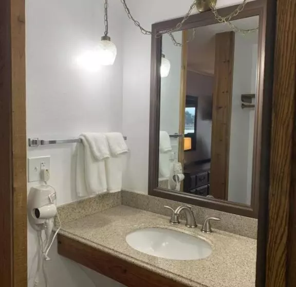 ホテル Bridge Inn Tomahawk   1st Floor,1 King Bed,1 Reclining Chair, Walkout, River View