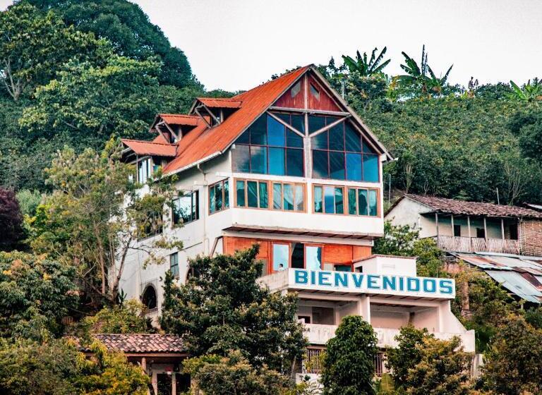 Hotelli Hostal Y Restaurante Lujans